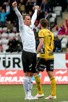 Örebros Erik Moberg jublar