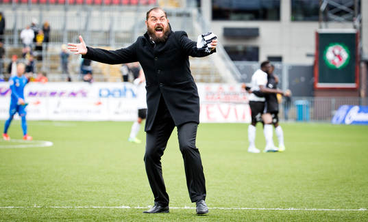 Örebros tränare Alexander Axén jublar efter matchen