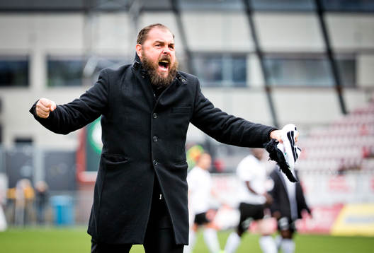 Örebros tränare Alexander Axén jublar efter matchen