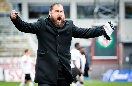 Örebros tränare Alexander Axén jublar efter matchen