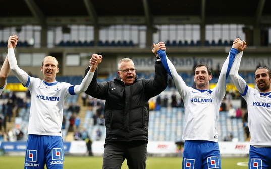 Norrköpings Andreas Johansson, , tränare Jan Andersson, Nikola Tkalcic och Christopher Nilsson Telo  jublar