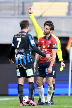 Örgrytes Björn Anklev får sitt andra gula kort av