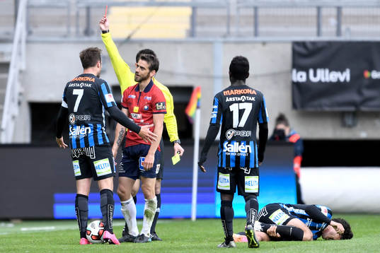 Örgrytes Björn Anklev får sitt andra gula kort av