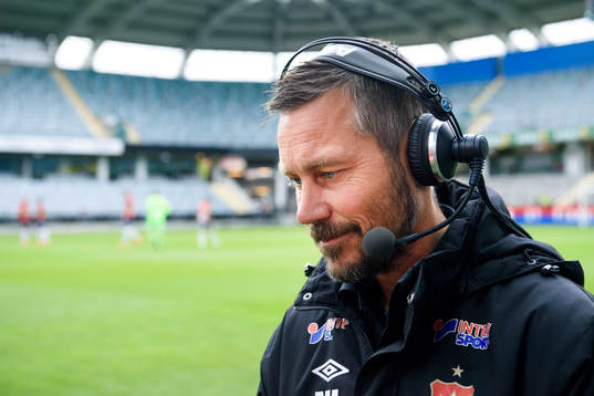 Örgrytes tränare Marcus Lantz blir intervjuad av TV innan
