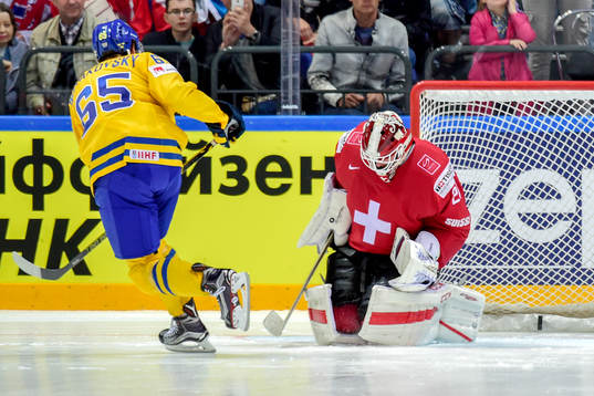 Sveriges Andre Burakovsky sätter sin straff bakom Schweiz