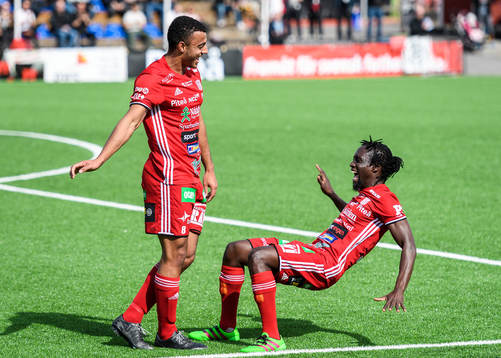 s Karl Cunningham (v) jublar