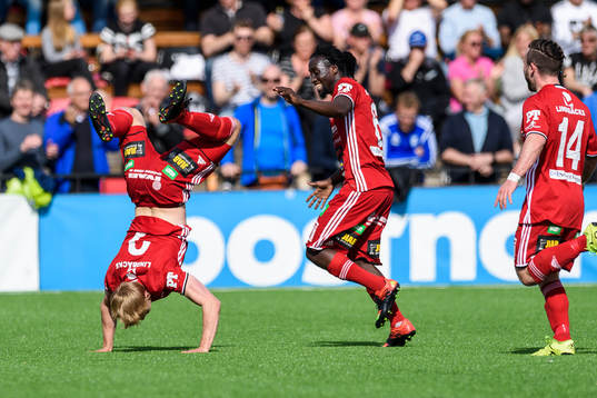 s Henrik Millbert (v) jublar efter sitt 2-0 mål  under fotbollsmatchen i division 1 norra mellan Piteå och Sleipner den 15 maj 2016 i Piteå.