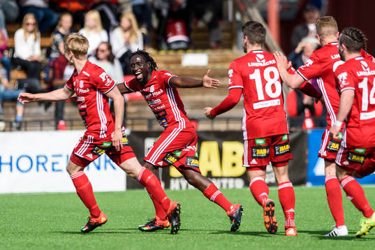 s Henrik Millbert (v) jublar efter sitt 2-0 mål  under fotbollsmatchen i division 1 norra mellan Piteå och Sleipner den 15 maj 2016 i Piteå.