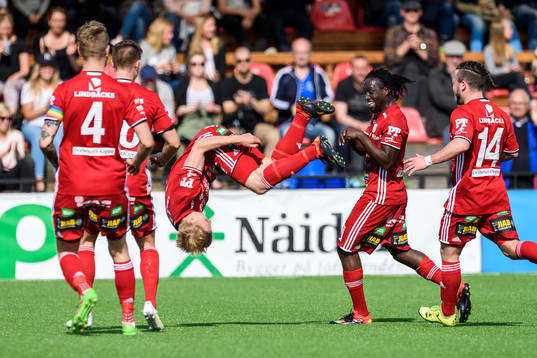 s Henrik Millbert (m) jublar efter sitt 2-0 mål  under fotbollsmatchen i division 1 norra mellan Piteå och Sleipner den 15 maj 2016 i Piteå.
