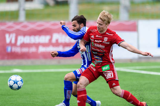 s Henrik Millbert i kamp med Sleipner:s Riki Cakic under fotbollsmatchen i division 1 norra mellan Piteå och Sleipner den 15 maj 2016 i Piteå.