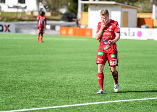 s Robert Hammarstedt lämnar planen efter att ha fått röttkort under fotbollsmatchen i division 1 norra mellan Piteå och Sleipner den 15 maj 2016 i Piteå.