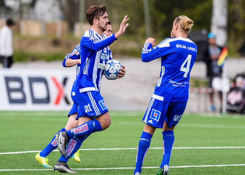 s Daniel Källsholm jublar efter sitt 1-2 mål under fotbollsmatchen i division 1 norra mellan Piteå och Sleipner den 15 maj 2016 i Piteå.