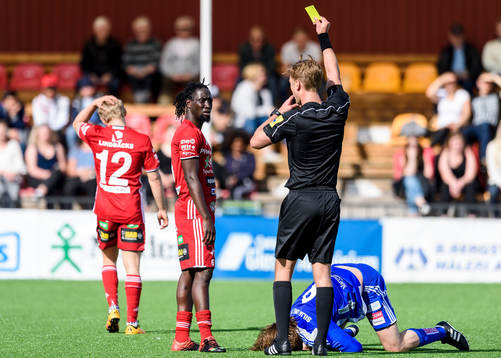 s Ibrahim Kallay får gultkort under fotbollsmatchen i division 1 norra mellan Piteå och Sleipner den 15 maj 2016 i Piteå.