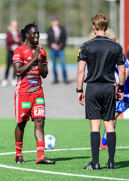 s Ibrahim Kallay vädjar till domaren under fotbollsmatchen i division 1 norra mellan Piteå och Sleipner den 15 maj 2016 i Piteå.