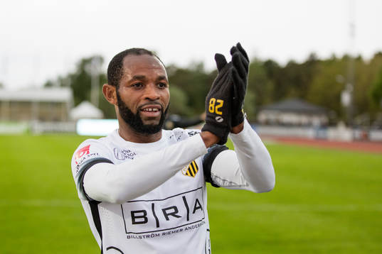 BK Häckens Rene Makondele jublar