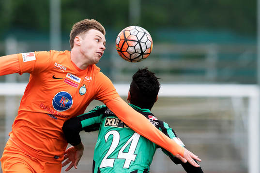 Athletics Daniel Jarl och Varbergs Hosam Aiesh i en