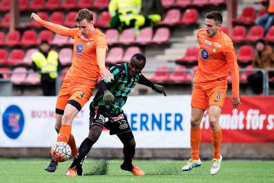 Varbergs Nsima Peter och Athletics Daniel Jarl i kamp om