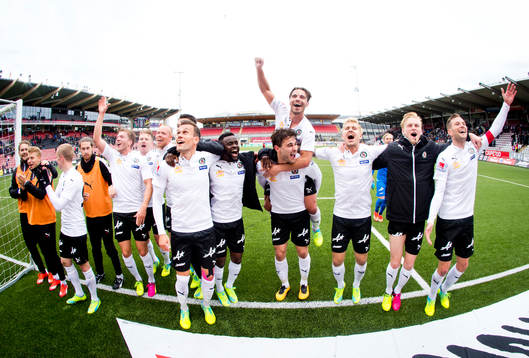 Örebrospelarna Erik Moberg, Nordin Gerzic, Robert Åhman Persson och Karl Holmberg jublar framför klacken efter matchen
