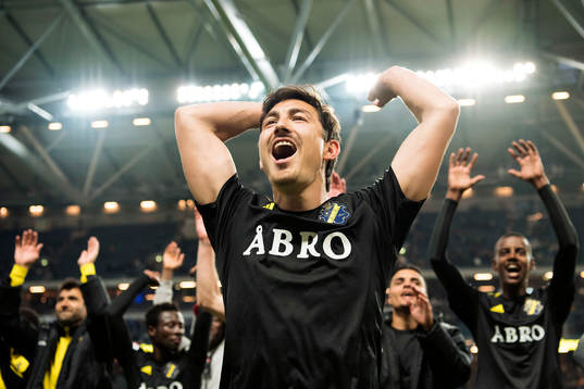 s Stefan Ishizaki jublar efter fotbollsmatchen i Allsvenskan mellan AIK och Djurgården den 16 maj 2016 i Stockholm. 