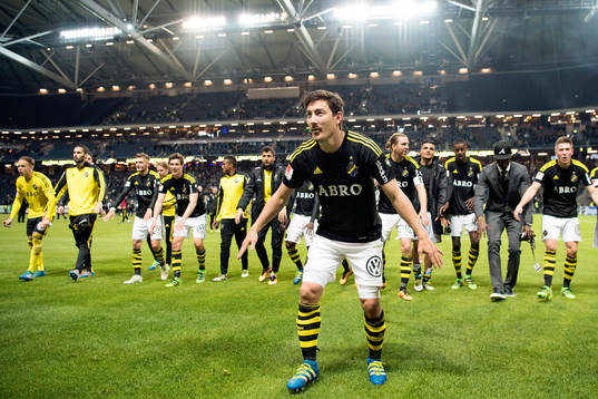 s Stefan Ishizaki jublar tillsammans med laget efter fotbollsmatchen i Allsvenskan mellan AIK och Djurgården den 16 maj 2016 i Stockholm. 