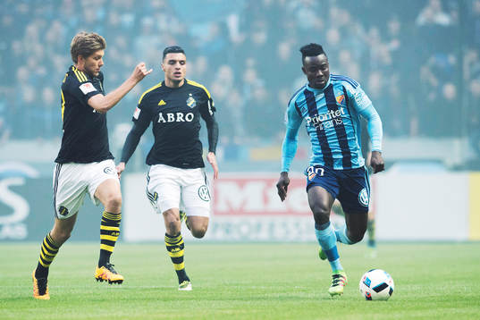 Djurgårdens Sam Johnson med bollen