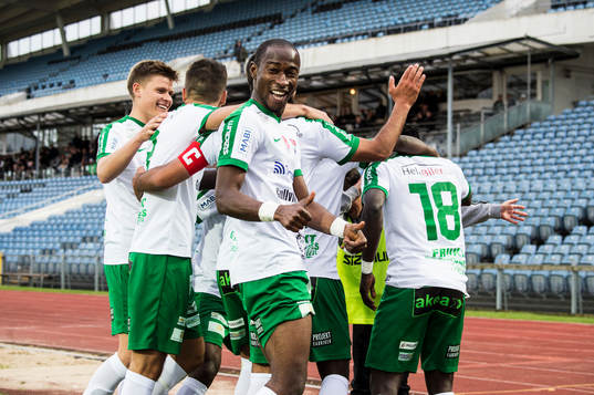 Prespa Birliks Sadat Karim gör tummat upp åt Edafe