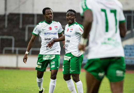 Prespa Birliks Kwame Adom Frimpong och Edafe Egbedi jublar efter 1-0