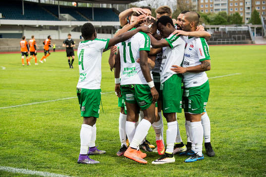 Prespa Birliks Sadat Karim jublar med lagkamraterna