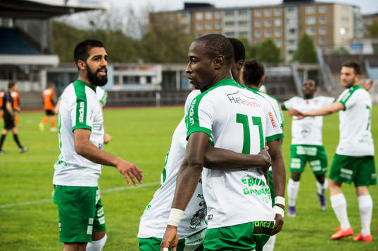 Prespa Birliks Sadat Karim jublar med lagkamraterna