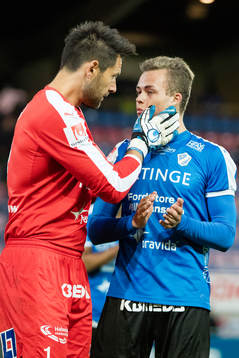Halmstads målvakt Stojan Lukic och Gabriel Gudmundsson jublar