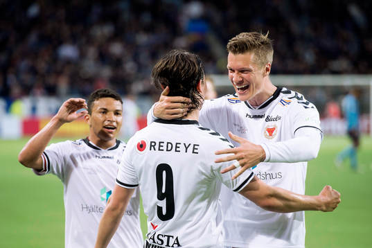 Kalmars Viktor Elm kramar om Marcus Antonsson efter hans 0-3-mål