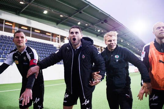 Örebros Robert Åhman Persson, Astrit Ajdarevic, Sebastian Ring och Patrik Haginge jublar och tackar publiken
