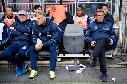 Djurgårdens tränare Per Olsson på bänken med Mathias