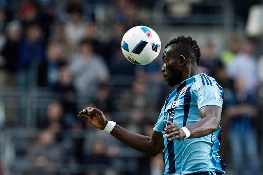 Djurgårdens Omar Colley nickar bollen