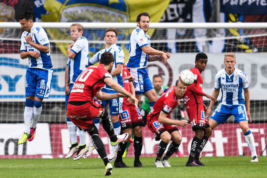 Norrköpings Emir Kujovic skjuter en frispark
