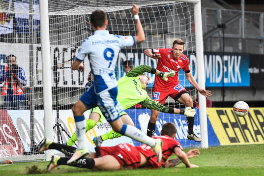 Norrköpings målvakt Andreas Vaikla räddar skott från