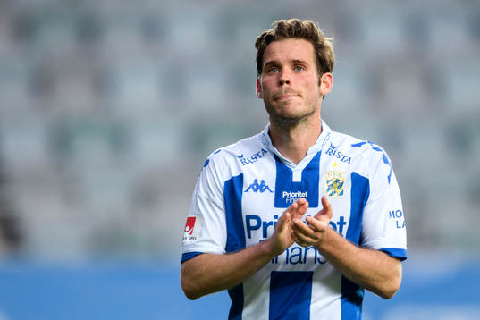 IFK Göteborgs Emil Salomonsson tackar publiken