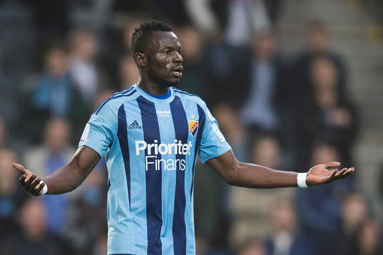 Djurgårdens Omar Colley reagerar mot domaren