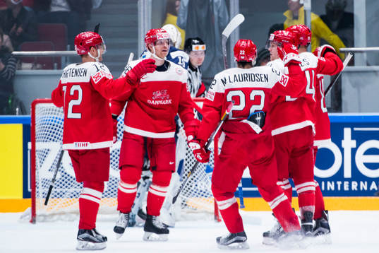 Danmarks spelare jublar