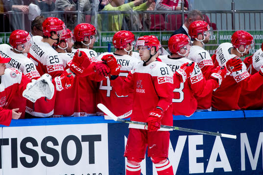 Danmarks Lars Eller jublar med bänken