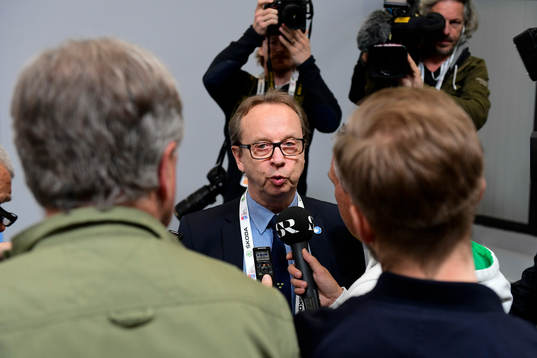 Sveriges förbundskapten Pär Mårts pratar med media