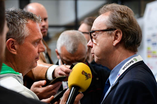 Sveriges förbundskapten Pär Mårts pratar med media