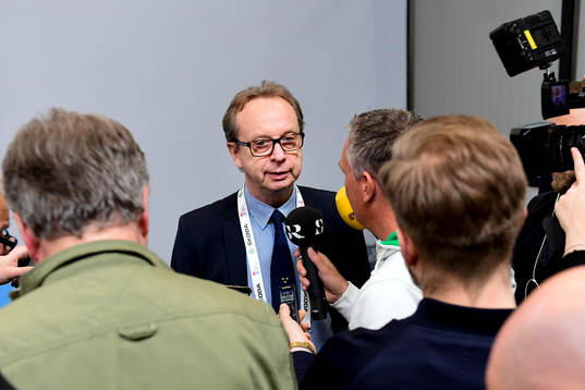 Sveriges förbundskapten Pär Mårts pratar med media