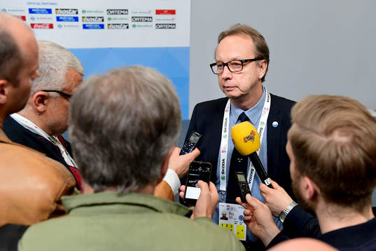 Sveriges förbundskapten Pär Mårts pratar med media