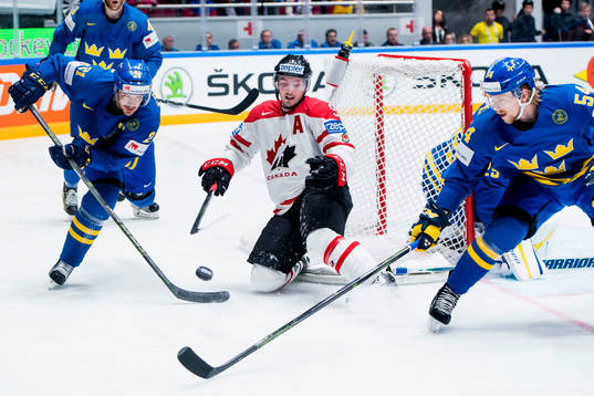 Sveriges Jimmie Ericsson och Anton Lindholm rensar framför