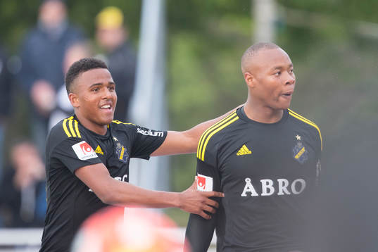 s Niclas Eliasson och Carlos Strandberg jublar under fotbollsmatchen i Allsvenskan mellan Falkenberg och AIK den 20 maj 2016 i Falkenberg.