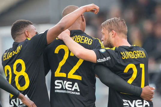 s Niclas Eliasson och Carlos Strandberg och Daniel Sundgren jublar under fotbollsmatchen i Allsvenskan mellan Falkenberg och AIK den 20 maj 2016 i Falkenberg.