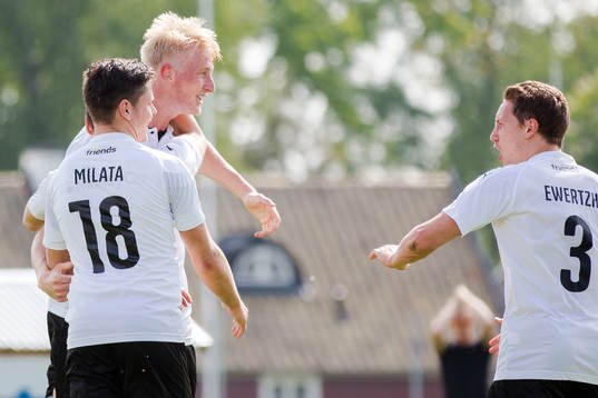 Hittarps Viktor Wihlstrand jublar tillsammans med Peter Milata (ryggen åt kameran) och Rasmus Ewetzh