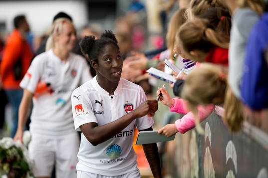 Rosengårds Anita Asante skriver autografer