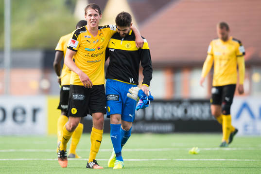 Frejs Philip Wiström och målvakt Fernando Carrillo Iglesias jublar